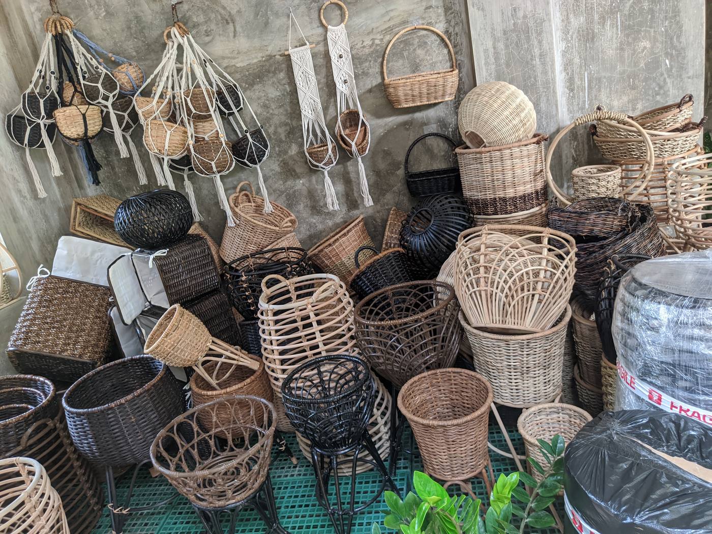 Baskets macrame planters
